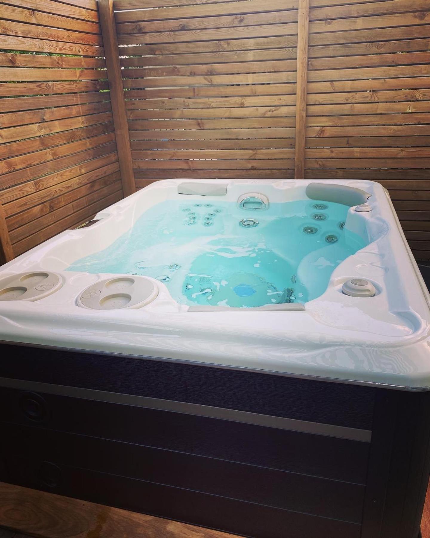 Les Jasmin Standing Piscine Chauffee Jacuzzi 5 Ch 14 Pers